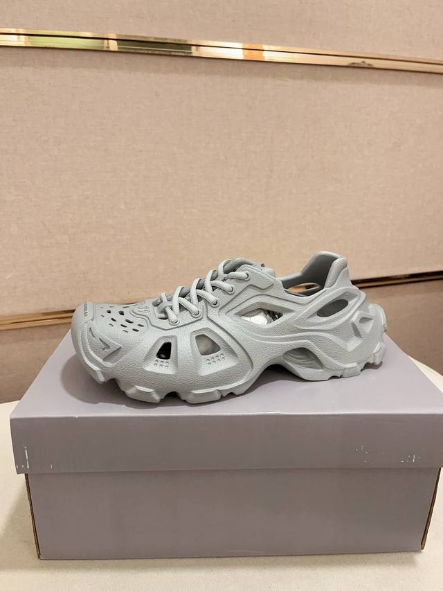 工厂价： 专柜版 Balenciaga Defender 巴黎世家 原装级 Balenciaga 巴黎世家 Defender时尚凉拖 轮胎拖鞋 货号：73525